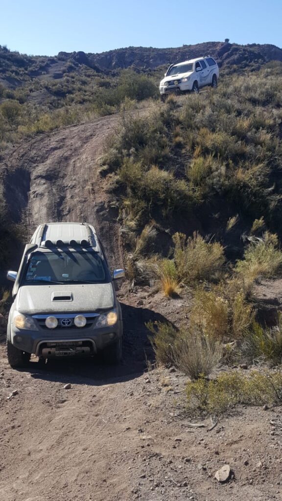 Camioneta 4x4 cruzando dunas del Nihuil