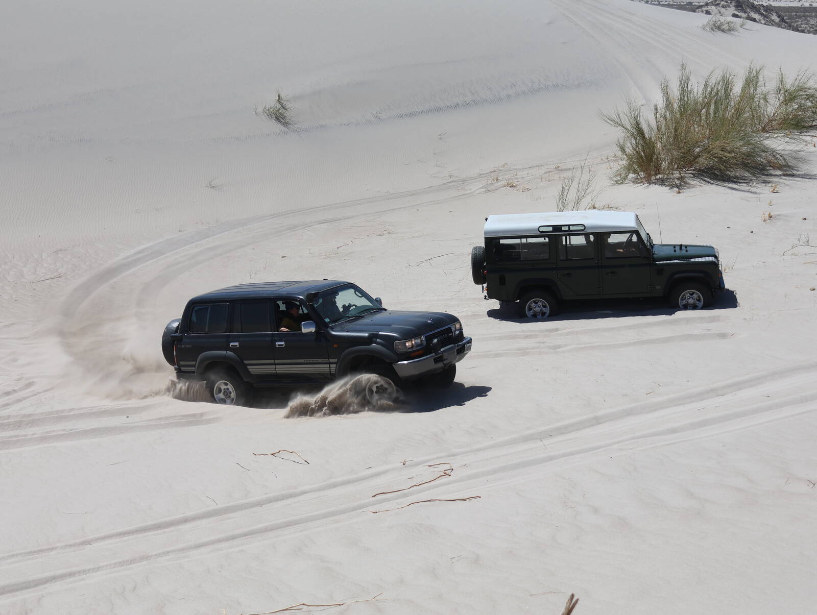 Camionetas 4x4 sobre dunas en Catamarca