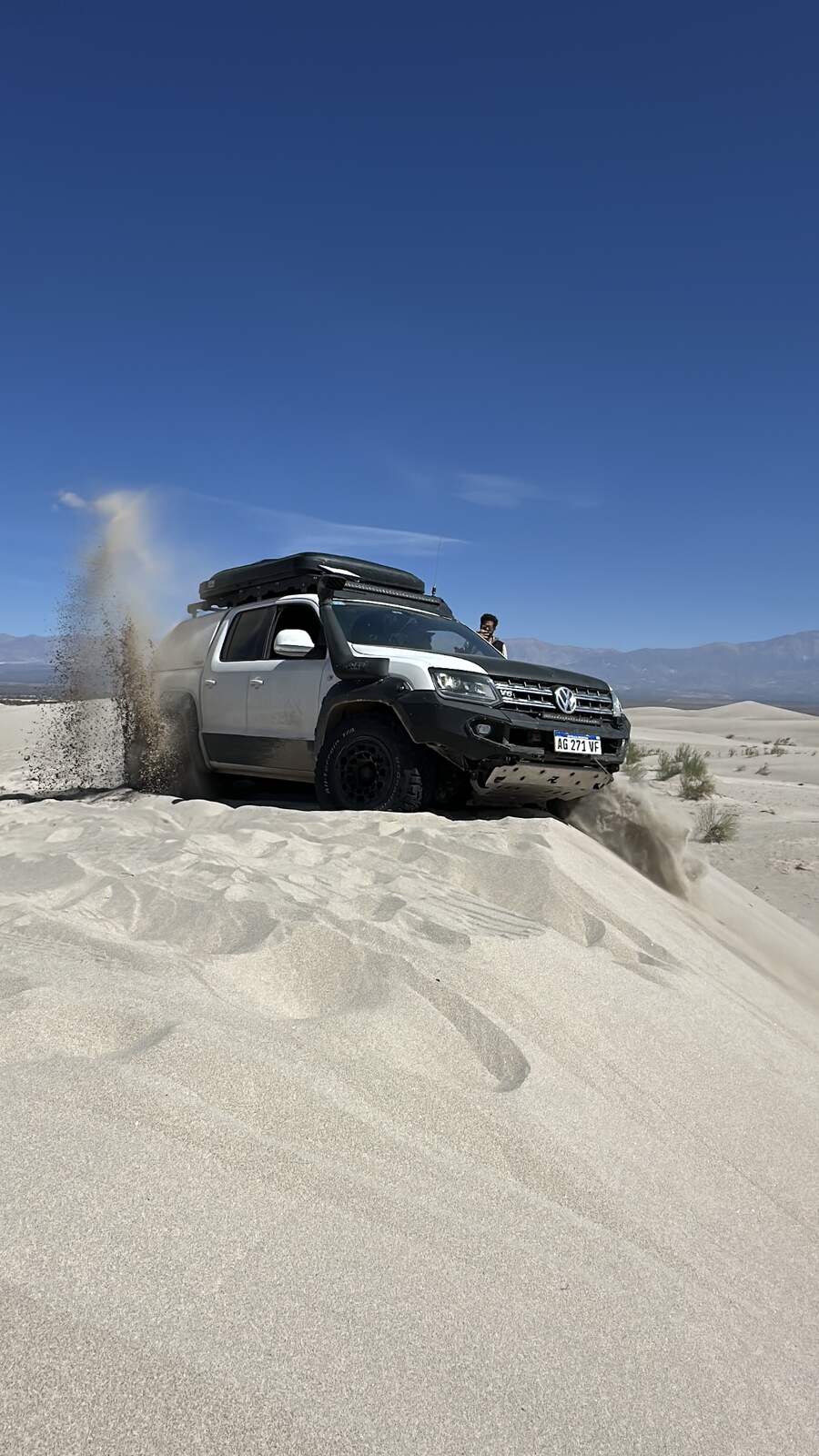 Camioneta 4x4 levantando arena en duna catamarqueña