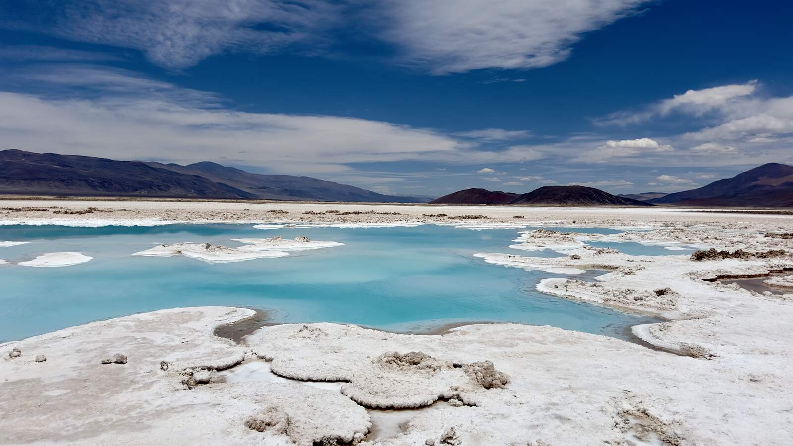 Laguna turquesa con sales en la Puna de Catamarca