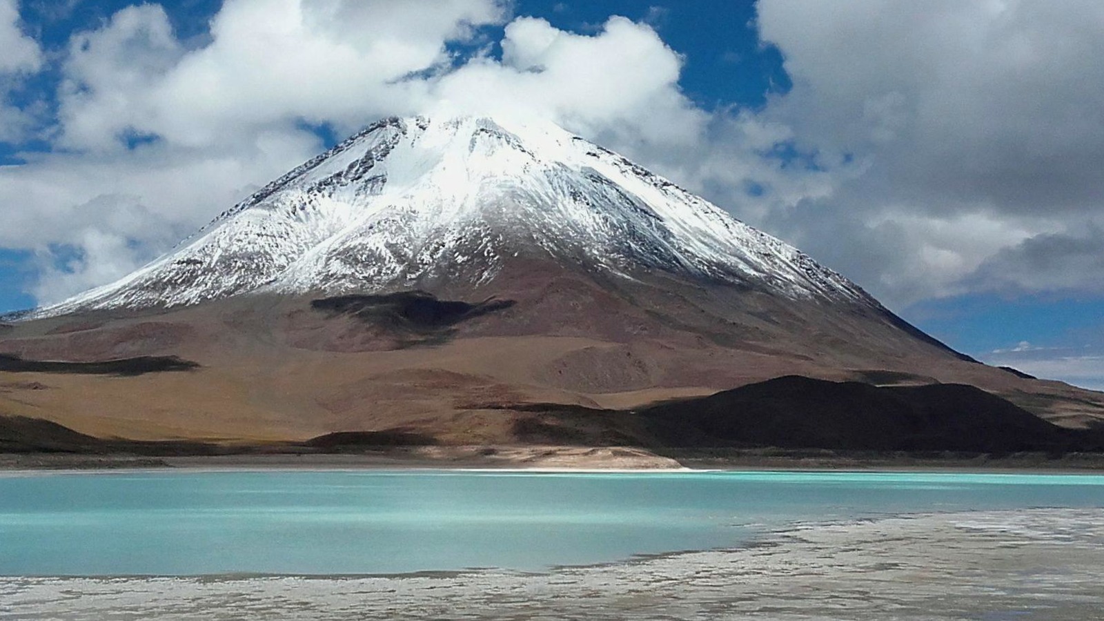 Laguna altiplánica con volcán Licancabur
